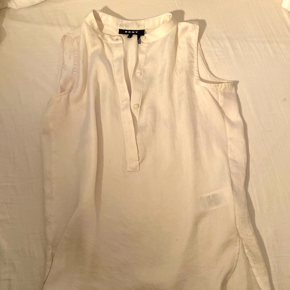 DKNY beautiful fresh blouse. Off white. A classic piece specially to travel with